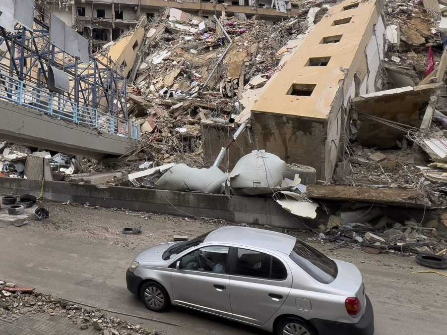 Zničená obytná budova po izraelskom leteckom útoku na Bejrút.