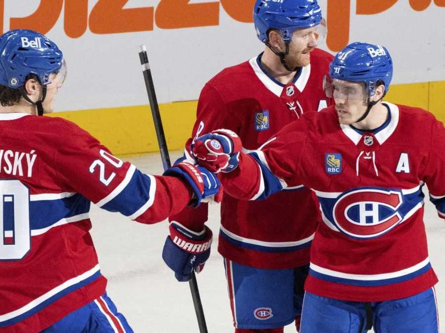 Vľavo hokejista Montrealu Juraj Slafkovský.