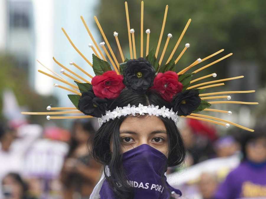 Demonštrantka sa účastní na pochode pri príležitosti blížiaceho sa Medzinárodného dňa boja proti násiliu páchanému na ženách v Lime.