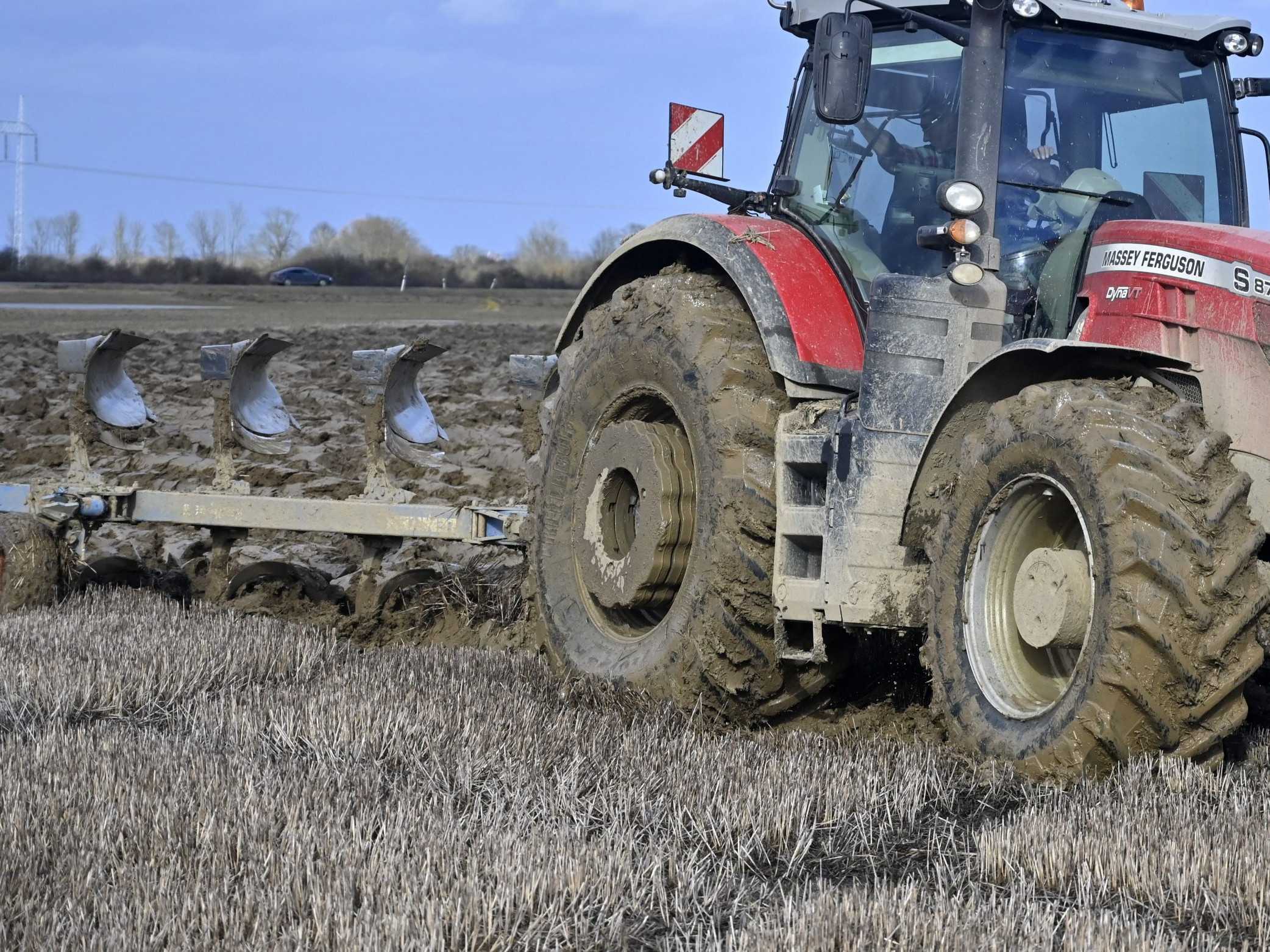 Na snímke traktor s pluhom.