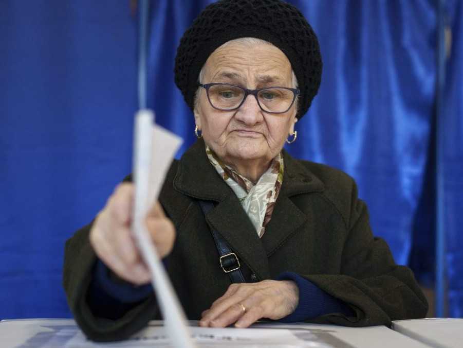 Rumunská volička odovzdáva svoj hlas v prezidentských voľbách.