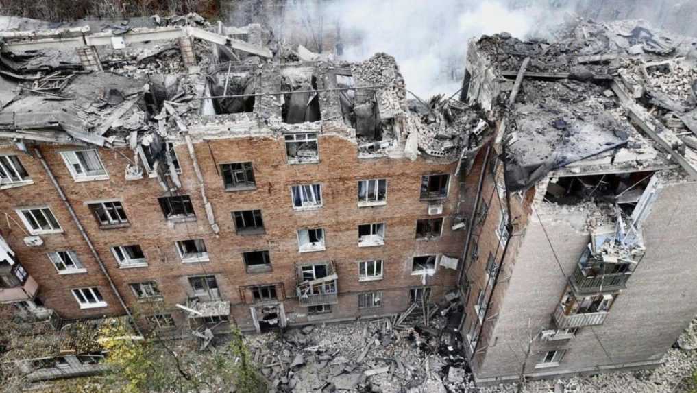 Dym st&uacute;pa z obytnej budovy po ruskom &uacute;toku na bansk&eacute; mesto Kryvyj Rih.