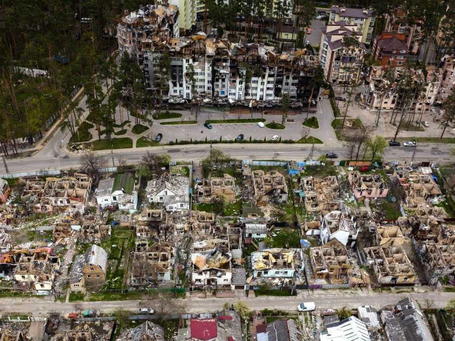 Zničené domy v Irpine na predmestí Kyjeva.