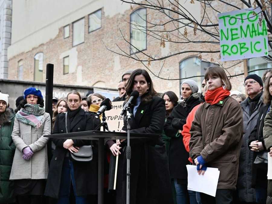Na snímke Klára Hudáková počas prejavu pred SNG.