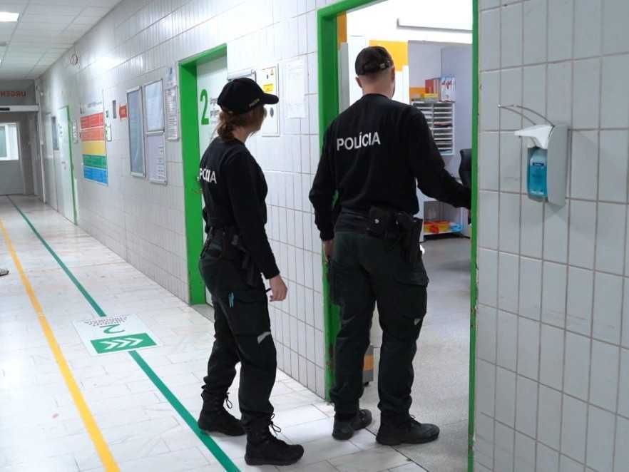 Ilustračná snímka - policajti v nemocnici.