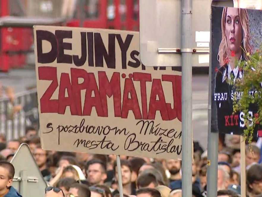 Plagáty z protestu proti ministerke kultúry Martine Šimkovičovej.