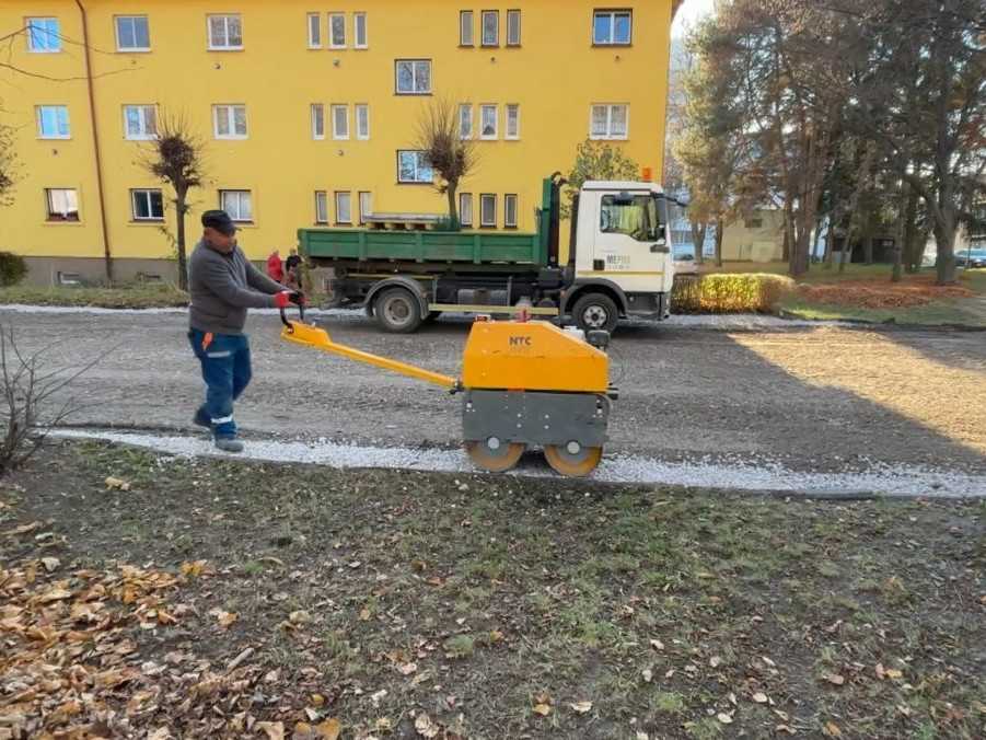 Obyvatelia bytoviek na Spiši čakajú na prístupovú cestu takmer 70 rokov. Dočkali sa aspoň provizórneho riešenia