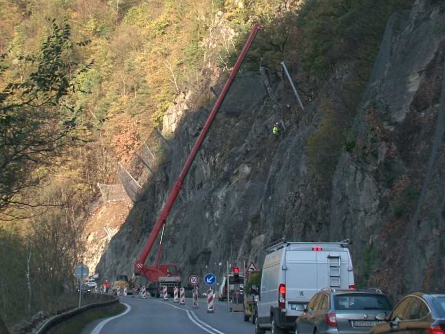 Práce na ceste pod Strečnom.