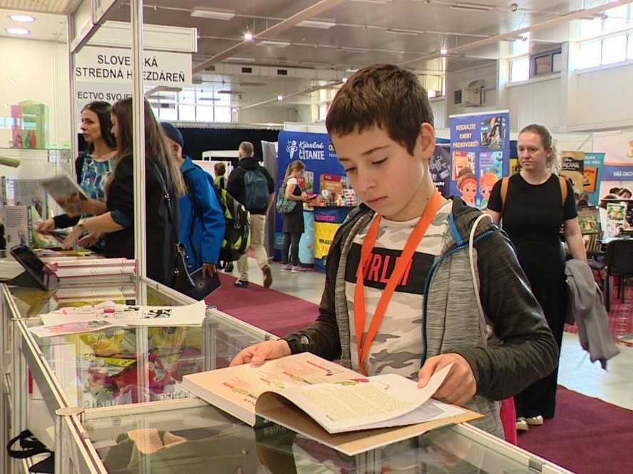 Chlapec listuje v knihe