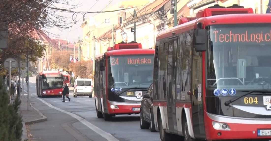 Prešovský dopravný podnik si prenajal autobusy za vyše 400-tisíc eur bez súťaže. Postup sa preveruje, chybu odmieta