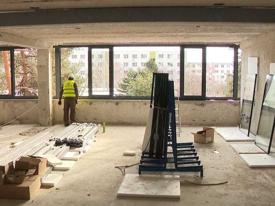 Na snímke robotníci na stavbe.