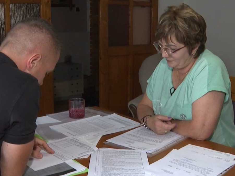 Na snímke pani Mária s redaktorom STVR študujú dokumenty.