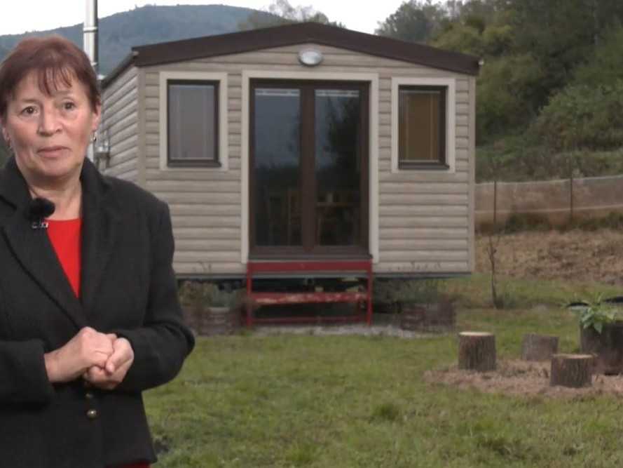 Pani Anna Brozmanová pred svojím mobilným domom.