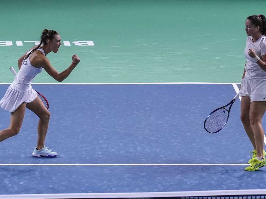 Viktória Hrunčáková a Tereza Mihalíková počas štvorhry.