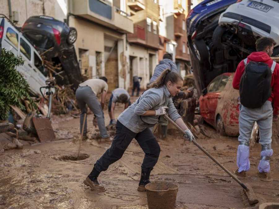 V Španielsku pokračujú práce po bleskových záplavách.