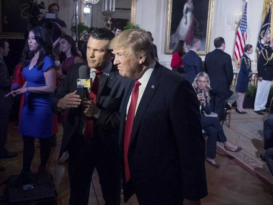 Zľava Pete Hegseth a prezident Donald Trump.
