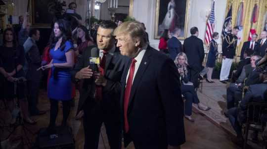 Zľava Pete Hegseth a prezident Donald Trump.