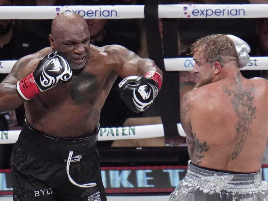 Mike Tyson (vľavo) bojuje s Jakeom Paulom.