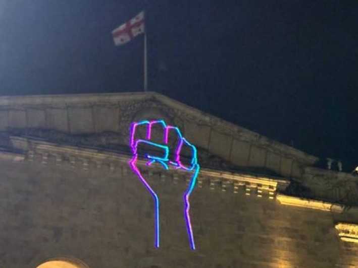 Záber z protestu v Tbilisi.