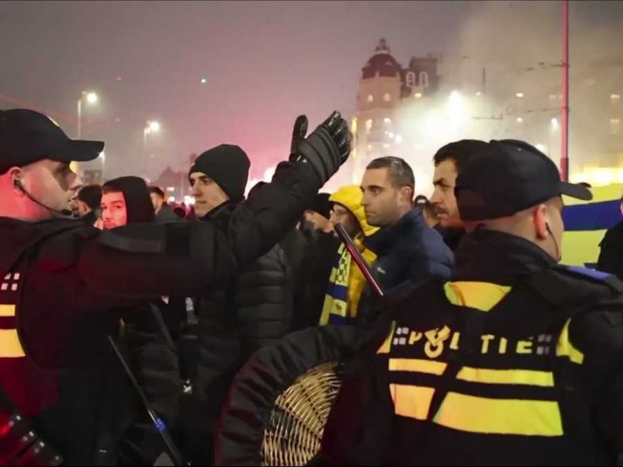 Na snímke polícia sprevádza priaznivcov Maccabi Tel Aviv na stanicu metra.