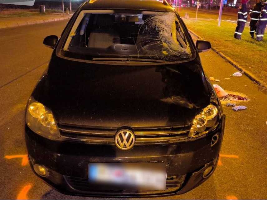 auto s rozbitým čelným sklom