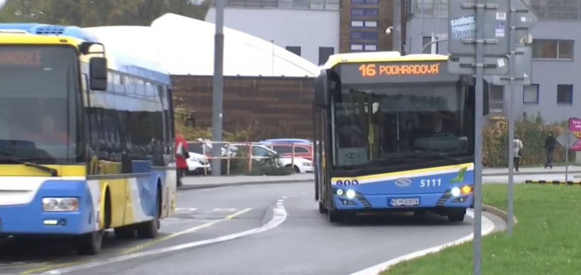 V Košiciach rušia autobusové spoje, aj v čase dopravnej špičky. Nemajú totiž dostatok vodičov