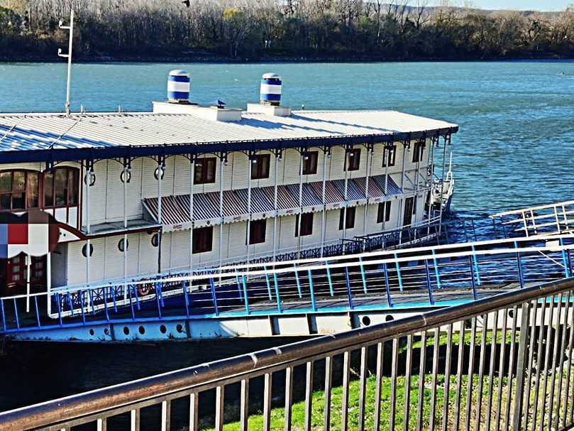 Na Dunaji sa začala potápať jedna zo zakotvených lodí.