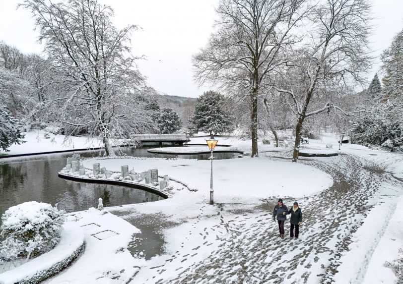 FOTO: V Británii napadla prvá tohtoročná snehová nádielka. Asi 200 škôl zostalo zavretých