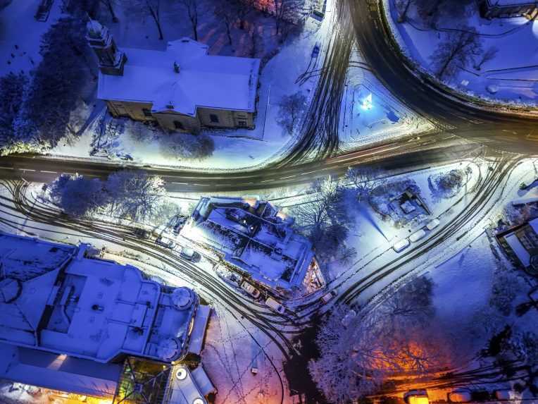 FOTO: V Británii napadla prvá tohtoročná snehová nádielka. Asi 200 škôl zostalo zavretých
