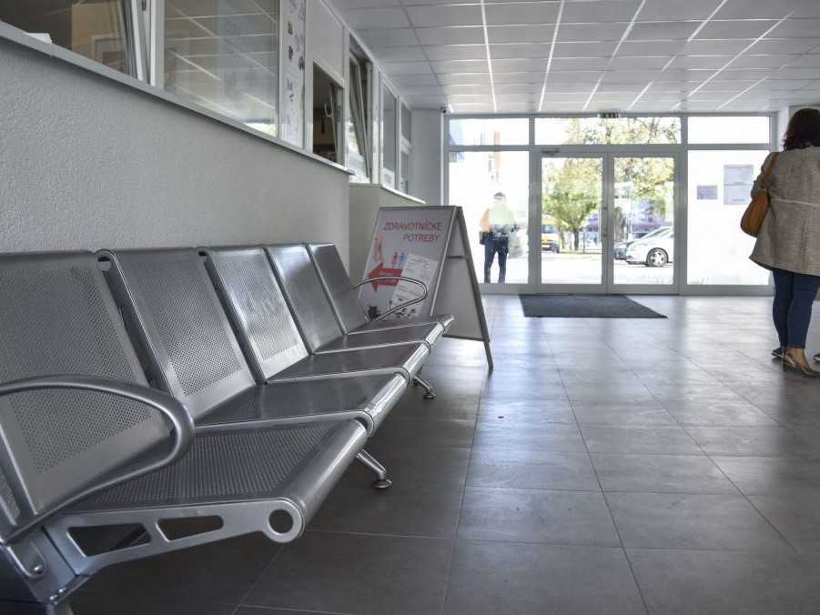 Na ilustračnej snímke čakáreň v zdravotnom stredisku.