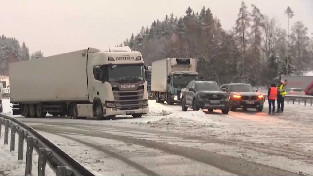 Pre husté sneženie stáli autá v kolónach hodiny. Zima, ktorá zavítala do Česka, si už vyžiadala jednu obeť