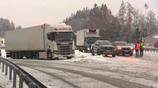 Na snímke nehoda na zasneženej ceste.