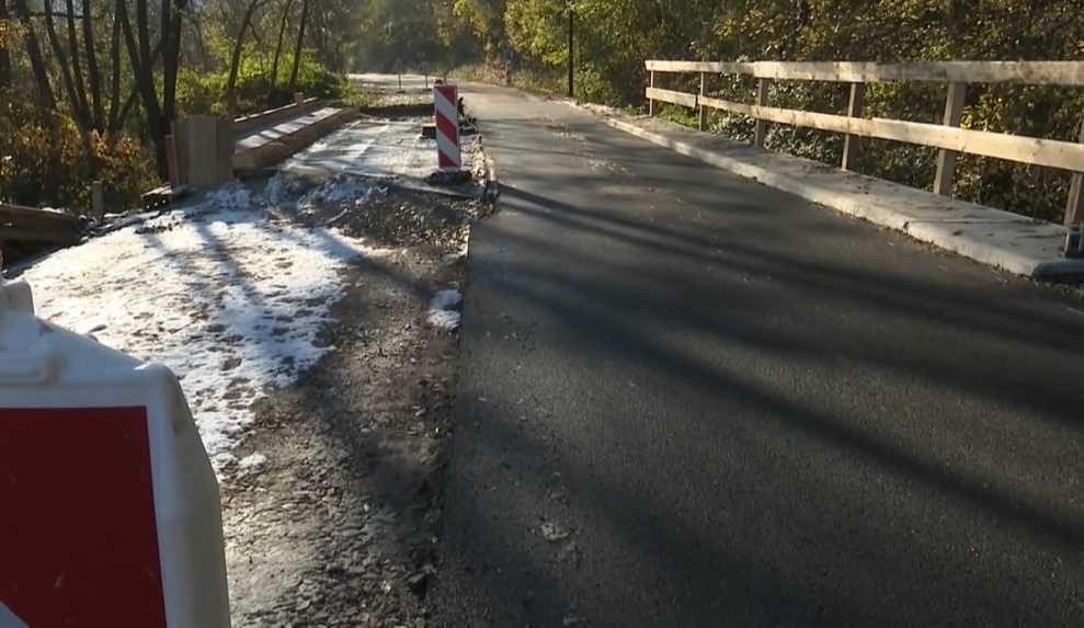 Oprava cesty medzi dvoma krajmi potrvá dlhšie. Uzávierka komplikuje život nielen vodičom, ale aj cestujúcim autobusmi