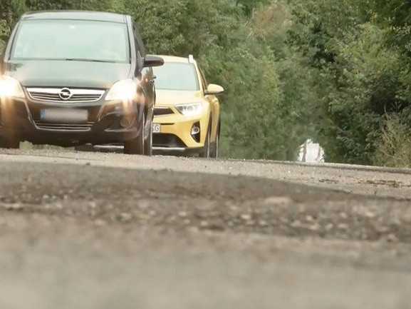 Na snímke autá prechádzajúce po poškodenej ceste.