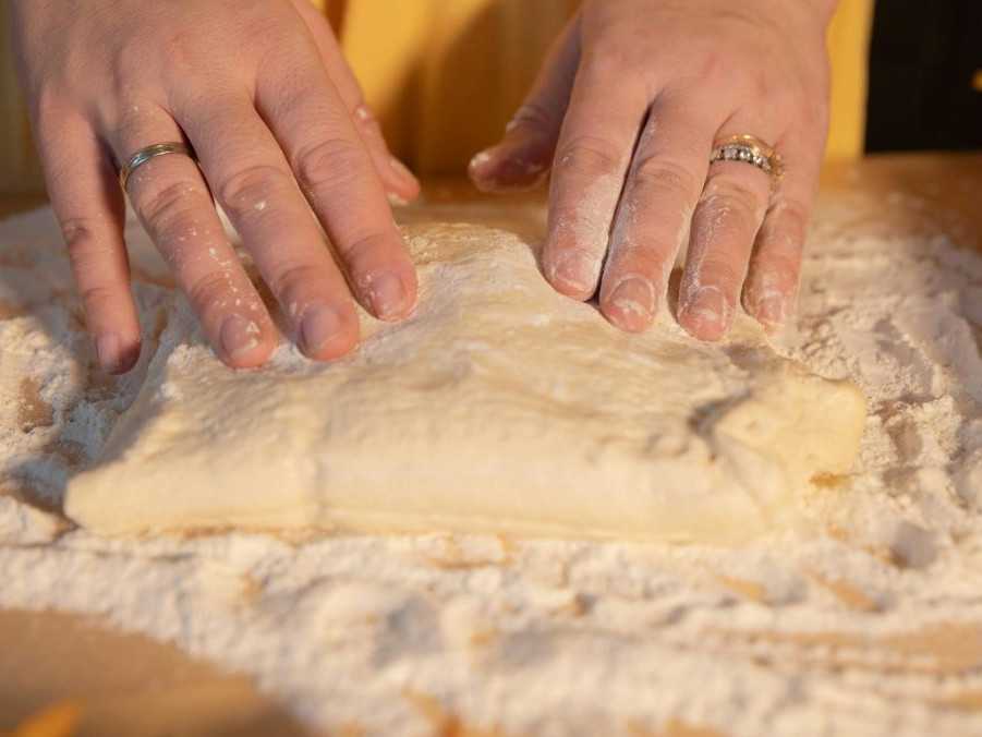 Na ilustračnej snímke ženské ruky miesia cesto.