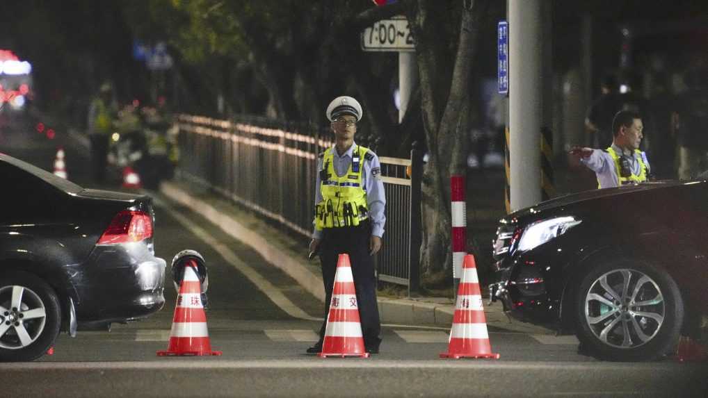 Vážny a zákerný útok: V Číne zomrelo 35 ľudí, do cvičiaceho davu vrazilo auto