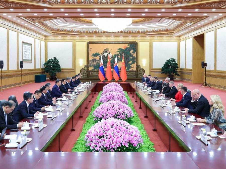 Na snímke členovia slovenskej vlády počas návštevy v Číne.