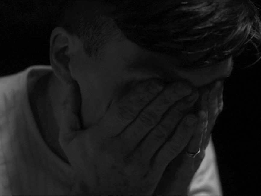 Ilustračná snímka muža so zakrytými očami.