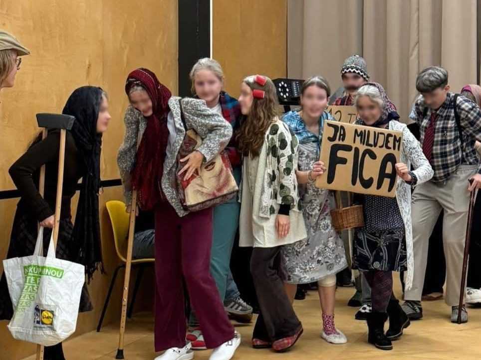 deti prezlečené za dôchodcov