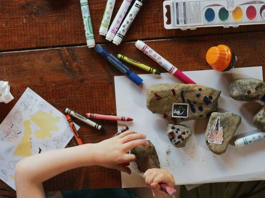 Dieťa maľuje rôznymi produktami.