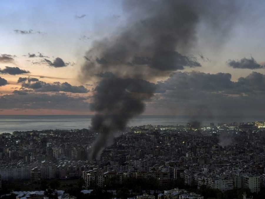 stúpajúci dym z obytnej štvrte