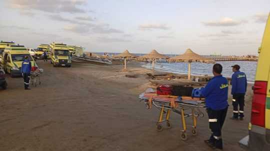 Záchranári čakajú na pláži v letovisku Marsa Alam, Egypt.