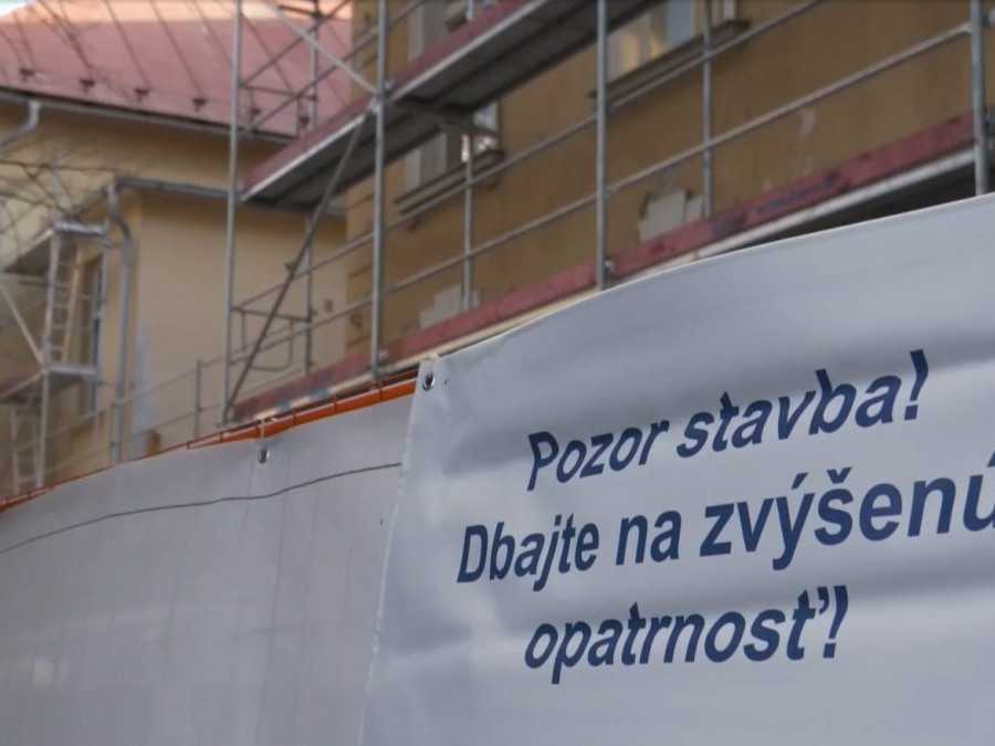 Na snímke plachta prekrývajúca budovu, ktorá prechádza rekonštrukciou spolufinancovanou eurofondami.