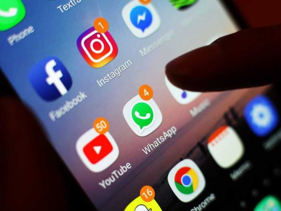 Na ilustračnej snímke aplikácie v telefóne - sociálne médiá.