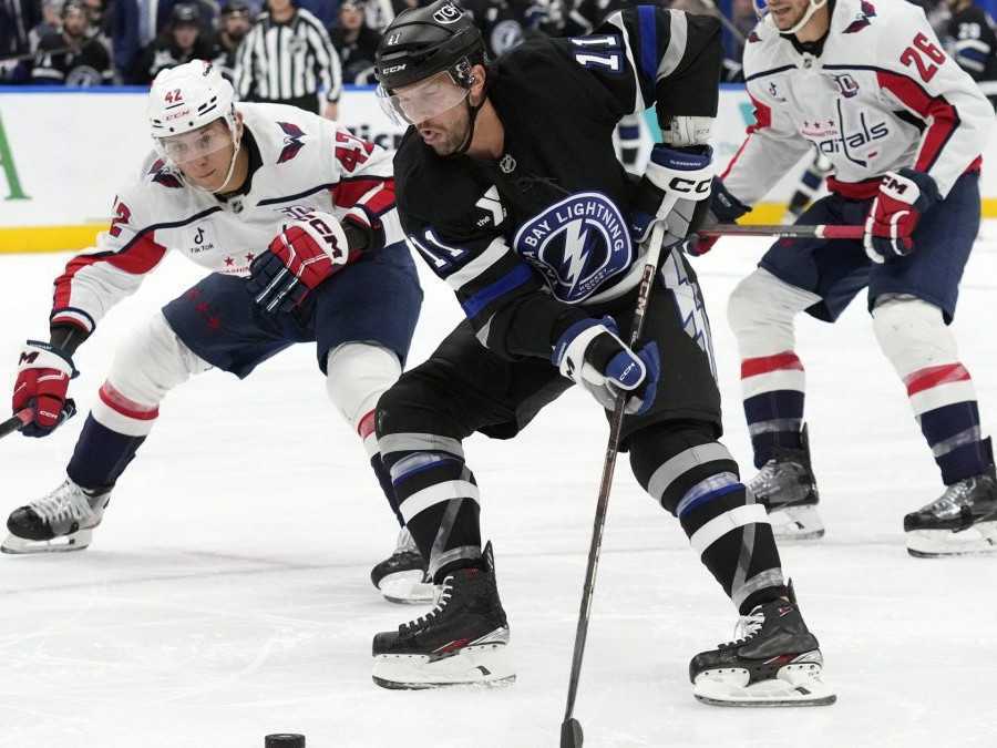 Martin Fehérváry počas nočného západu NHL.