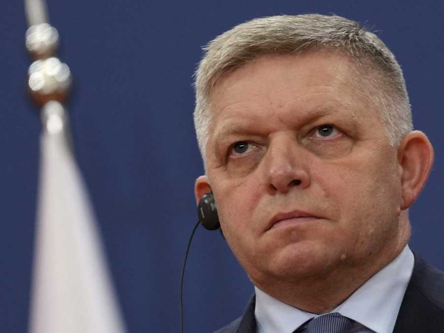 Na snímke slovenský premiér Robert Fico počúva srbského prezidenta Aleksandara Vučiča.