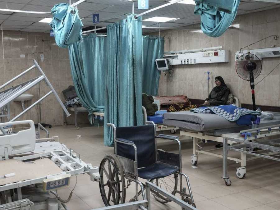 Na ilustračnej snímke sedí žena v nemocnici v Pásme Gazy.