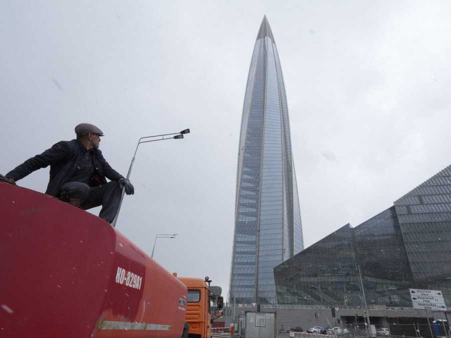 Na snímke pracovník pri sídle spoločnosti Gazprom v Petrohrade.