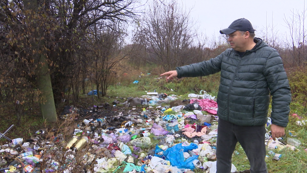 Nepomáhajú kamery, pokuty ani hrozba väzenia: Zlikvidované čierne skládky v Hlohovci vznikli opäť