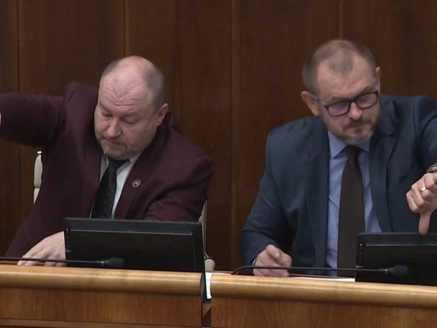 Na snímke vľavo Rudolf Huliak, nezaradený.